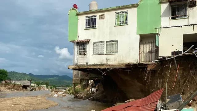 El panorama sigue siendo desolador entre los habitantes de Acapulco que lo perdieron todo tras las lluvias que trajo el huracán John