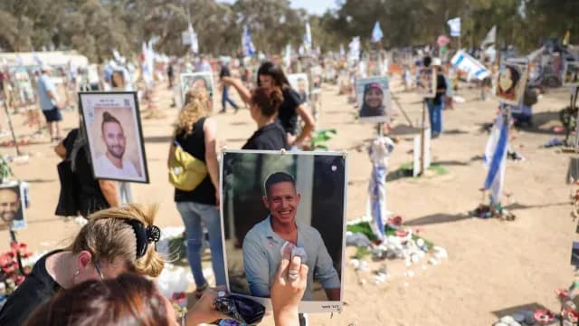 Familiares y amigos de los fallecidos los recuerdan en el lugar donde fueron atacados en Reim