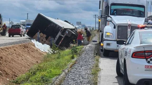 Tráiler Vuelca en la Carretera México-Querétaro. Foto: N+