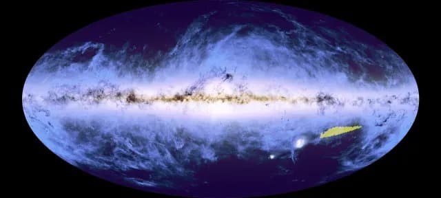 Mosaico presentado por Euclid, sobrepuesto sobre el mapa del universo hecho por el telescopio Plank