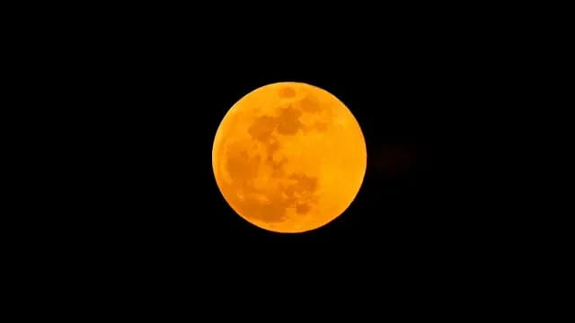 Superluna se alza sobre Singapur el 17 de octubre de 2024. Foto: AFP