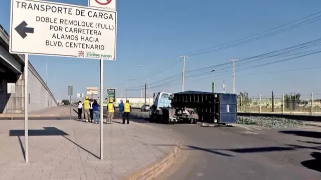 Vuelca-Camión-con-Vidrio-en-Torreón-Coahuila