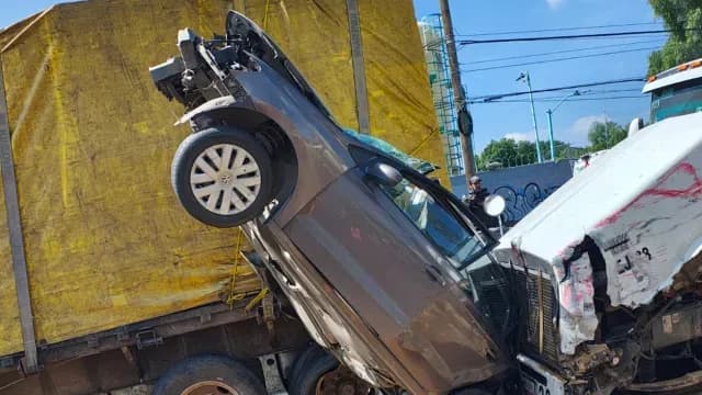 Automóvil prensado por accidente en Autopista México-Puebla. Foto: X @ActivaReporte