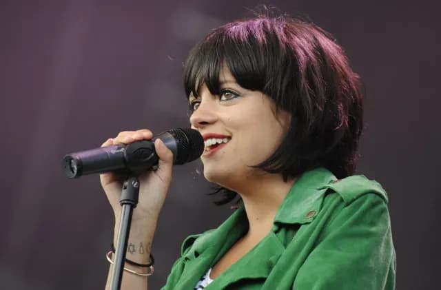 Lilly Allen en un festival en 2009