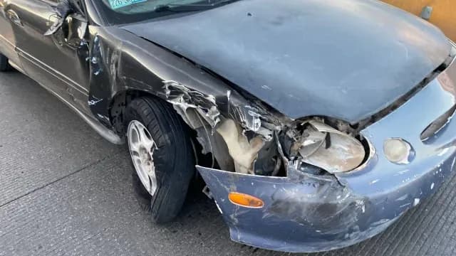 El Vehículo Ford Escort Quedó Varado en el Puente Zaragoza en Ciudad Juárez