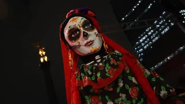Catrinas gigantes dieron luz al recorrido de este domingo. Foto: EFE