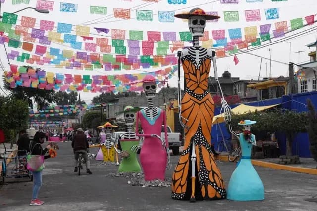 Calaveras, catrinas gigantes, esculturas a dioses de la tradición mexicana y murales en las casas, visten algunas de las calles de la colonia Santa Cecilia en el sureste de la Ciudad de México