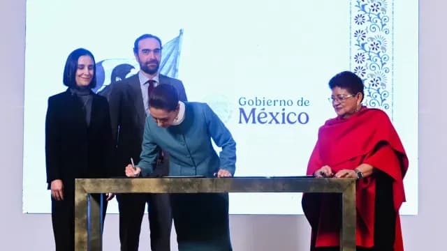 Firma de decretos de reformas constitucionales en materia energética y ferroviaria. Foto: Presidencia de la República