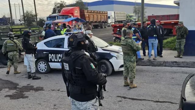 Bomberos, policía y Ejército Mexicano acudieron al rescate de trabajadores en Tlaxcala. Foto: Genaro Zepeda | N+