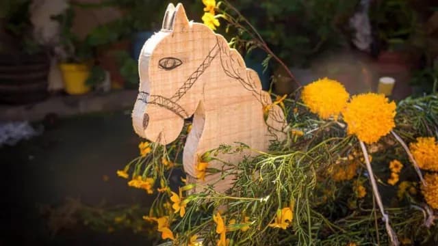 En los altares de 3 pueblos en Pátzcuaro colocan caballos de madera para esperar a los difuntos.