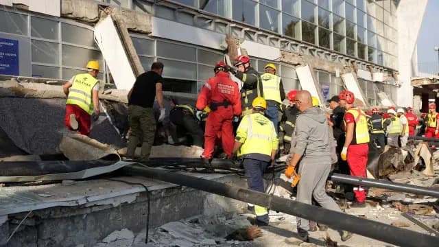 Equipos de rescate retiran escombros en estación de tren en Novi Sad, Serbia. Foto: Reuters