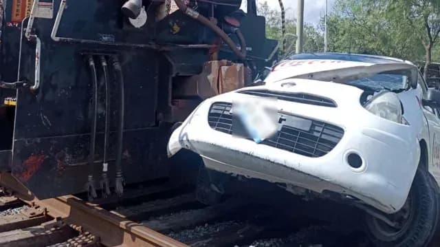 Al menos 50 metros fue arrastrado el vehículo al ser impactado por la locomotora. Foto: N+
