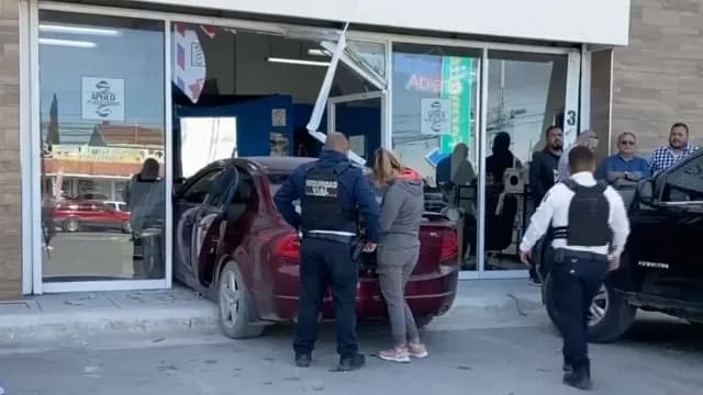 Joven Destruye Puerta Principal de Barbería con su Auto