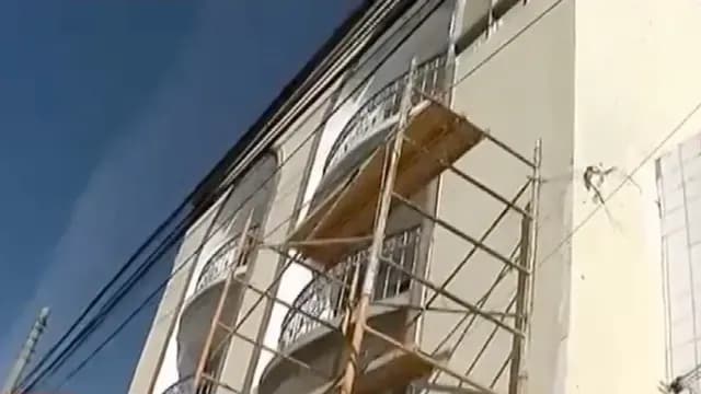 Hombre Quedó Atrapado Arriba de unos Andamios al Sufrir una Descarga Eléctrica