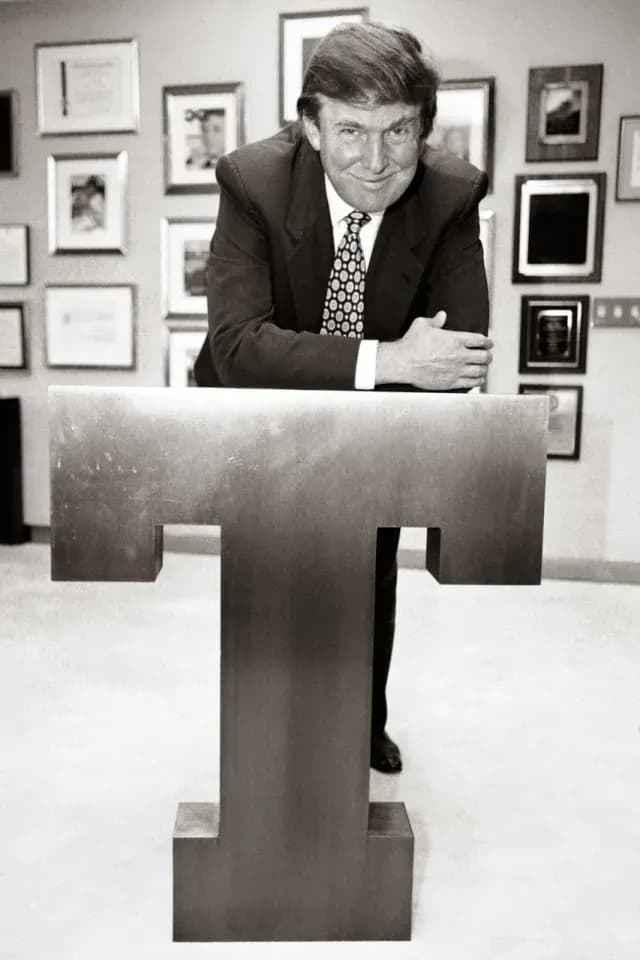 Donald Trump en 1996 con el logotipo de su empresa