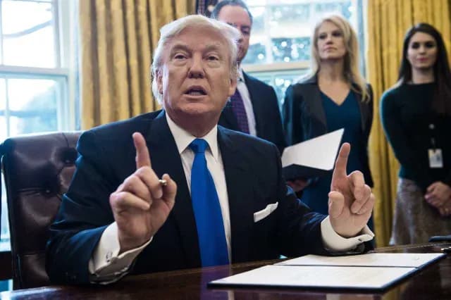 Donald Trump firmando una orden ejecutiva en 2017