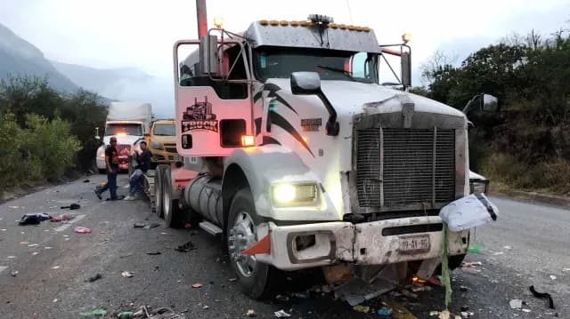 Paisanos Resultan Lesionados en Choque Carretera Rumbo Nuevo