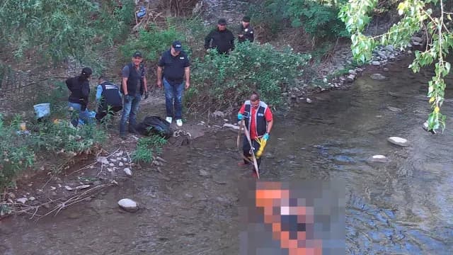 Bomberos y elementos de la Fiscalía realizaron el rescate del cuerpo. Foto: N+