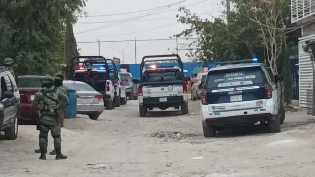 Autoridades Arribaron para Acordonar la Zona y Recuperar el Cuerpo en la Camioneta