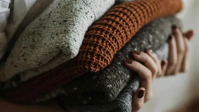 Con la llegada de frentes fríos a algunas regiones de México, las personas han sacado del clóset algunas prendas como suéteres o chamarras con el olor a "guardado". Foto: Pexels