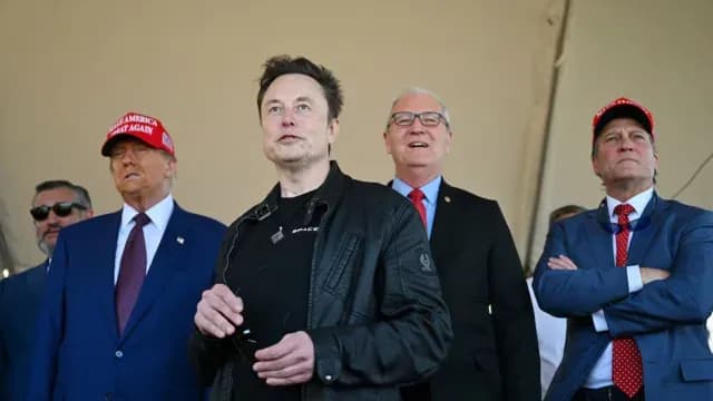 Donald Trump, presidente electo de Estados Unidos, conversa con Elon Musk en el lanzamiento de prueba del Starship. Foto: SpaceX