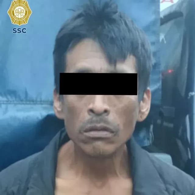 Hombre Sube a Techo de Vagón del Metro Guelatao de la Línea A