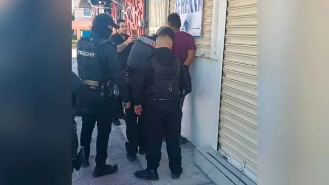 De acuerdo a los reportes, el hombre asegurado empleaba el pico de una botella de vidrio para amedrentar a sus presuntas víctimas. Foto: SSP Tamaulipas