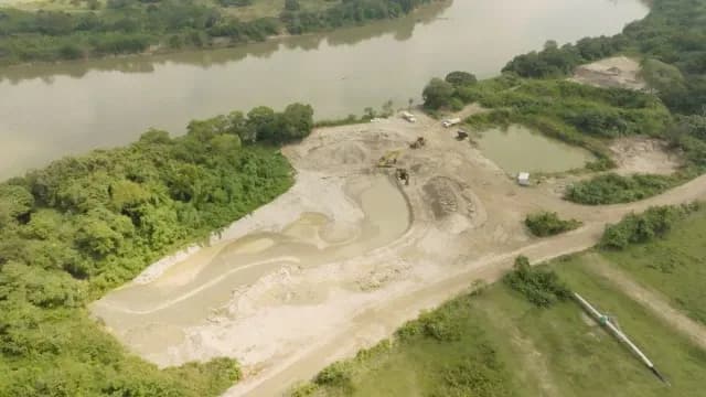 Vista aérea mina daña río