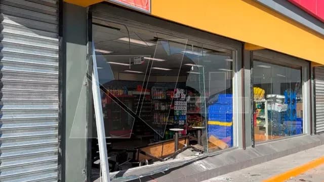 Mujer-Choca-Contra-Tienda-de-Conveniencia-en-Saltillo