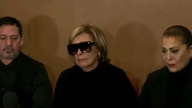 Luis Enrique Guzmán, Sylvia Pasquel y Alejandra Guzmán, encabezan conferencia de prensa en funeraria donde vela a su madre. Foto: N+