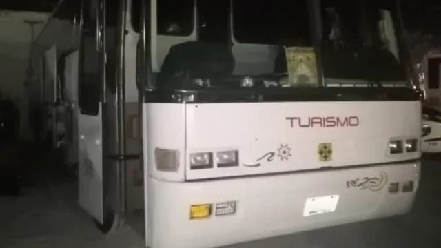 Aseguran a migrantes y detienen a sujeto por tráfico de personas en un transporte de turismo. Foto: Franco Arteaga | N+