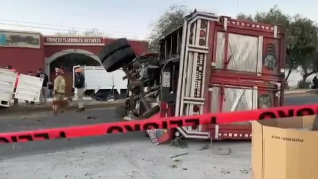 El camión volcó con toneladas de cebolla por el accidente en Tecamachalco. Foto: Genaro Zepeda | N+