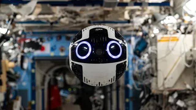 Cámara robótica de vuelo libre de JAXA dentro del módulo de laboratorio Kibo