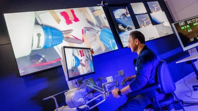 Doctor teleopera un robot quirúrgico en la EEI
