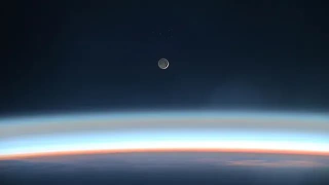 Luna creciente vista desde la Estación Espacial