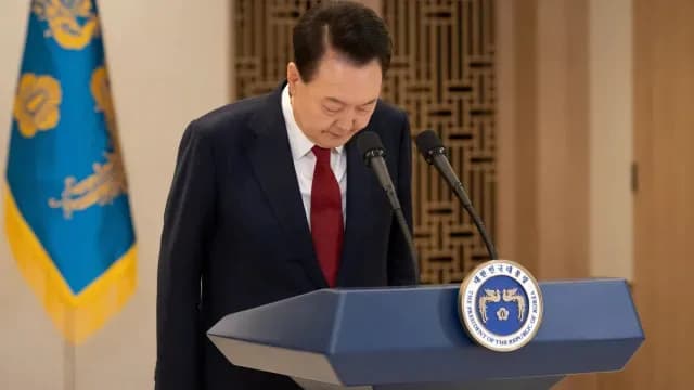 Durante un mensaje a la nación, el presidente Yoon Sek-yeol se disculpó por declarar la ley marcial. Foto: Reuters