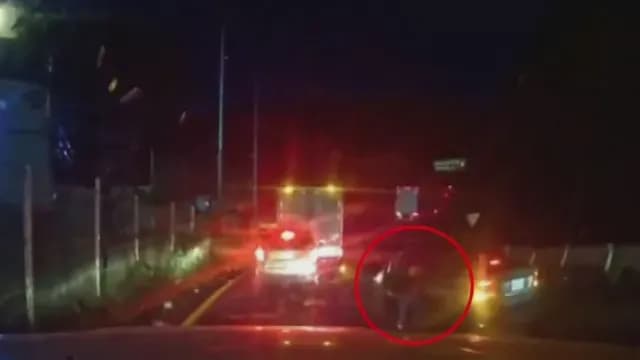 Hombres armados se bajan de un auto. Foto: N+