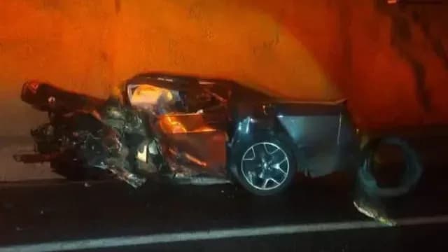 Challenger quedó destrozado luego de un choque frontal en la autopista. Foto: X @ciudadano_pue