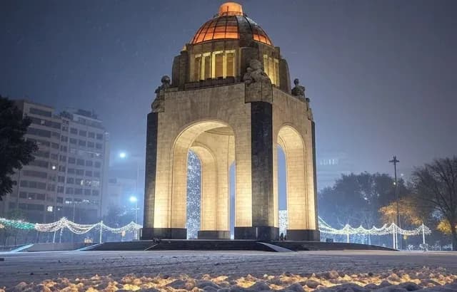 Imagen creada por Inteligencia Artificial que muestra al Monumento a la Revolución con nieve. Foto: IA Grok