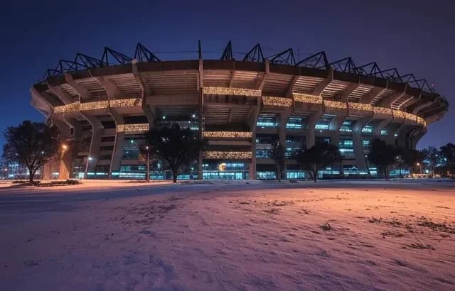 Imagen creada con Inteligencia Artificial sobre cómo se vería el Estadio Azteca en caso de nevada. Foto: IA Grok
