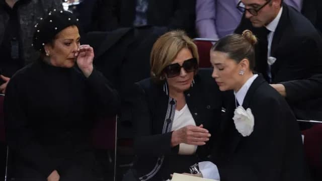 Alejandra Guzmán, Sylvia Pasquel y Michelle Salas durante el funeral de Silvia Pinal