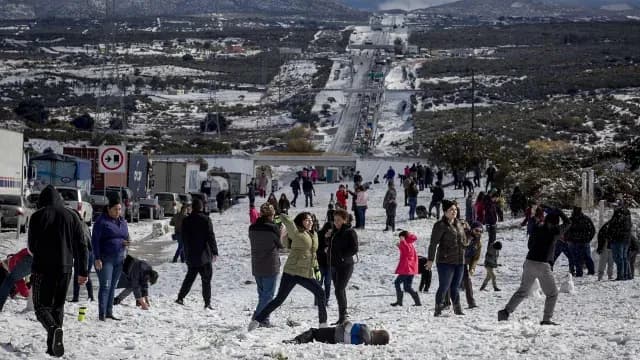 Pobladores disfrutan de la nieve en La Rumorosa, Baja California, en diciembre de 2019. Foto: Cuartoscuro | Archivo