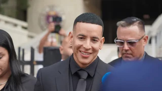 Daddy Yankee afuera del Centro Judicial de San Juan, Puerto Rico