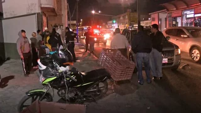 Familiares y conocidos del motociclista amedrentaron a los de la camioneta. Foto: Carlos Barreda | N+