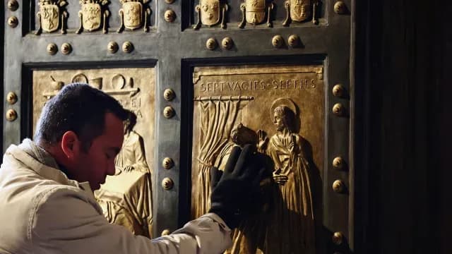 Algunos feligreses tocaron la Puerta Santa antes de ingresar a la Basílica de San Pedro. Foto: Reuters