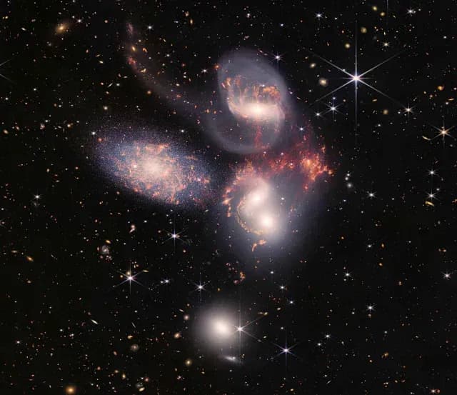 El Quinteto de Stephan: conjunto de cinco galaxias que parecieran estar colgadas una alrededor de otra. La de más abajo está más cerca de la Tierra.