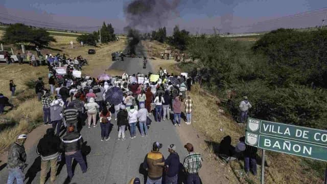 Bloquean carreteras con llantas incendiadas para pedir la localización de Anthony Tadeo.