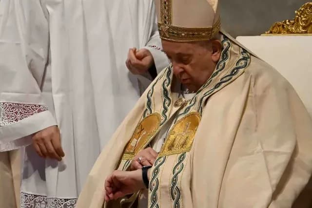 El papa Francisco consultando la hora en su reloj Casio