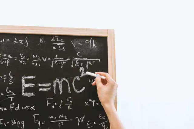Fórmula E=mc2 escrita en un pizarrón