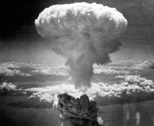 Fotografía de explosión de la bomba atómica de Hiroshima